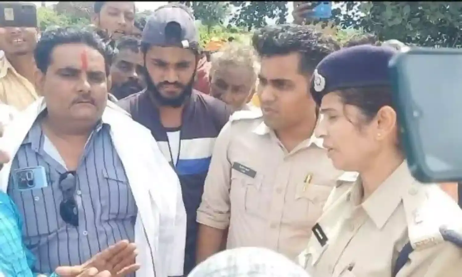 सलेहा पहुंचे पुलिस अधीक्षक, समाजसेवियों से की मुलाकात