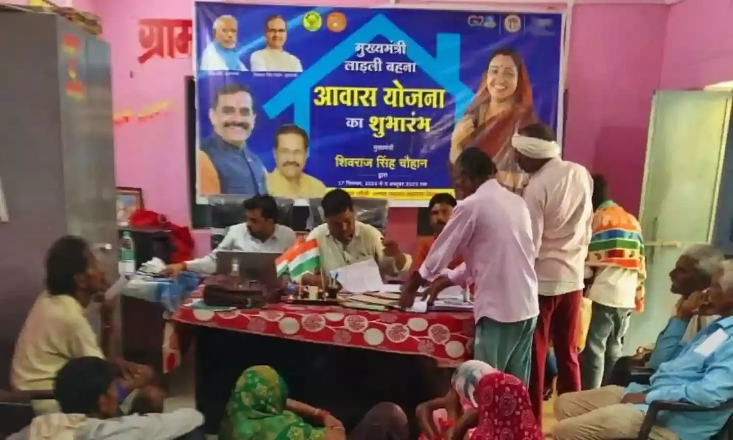 लाडली बहिना आवास योजना के फार्म भरने पंचायतों में लगी भीड़