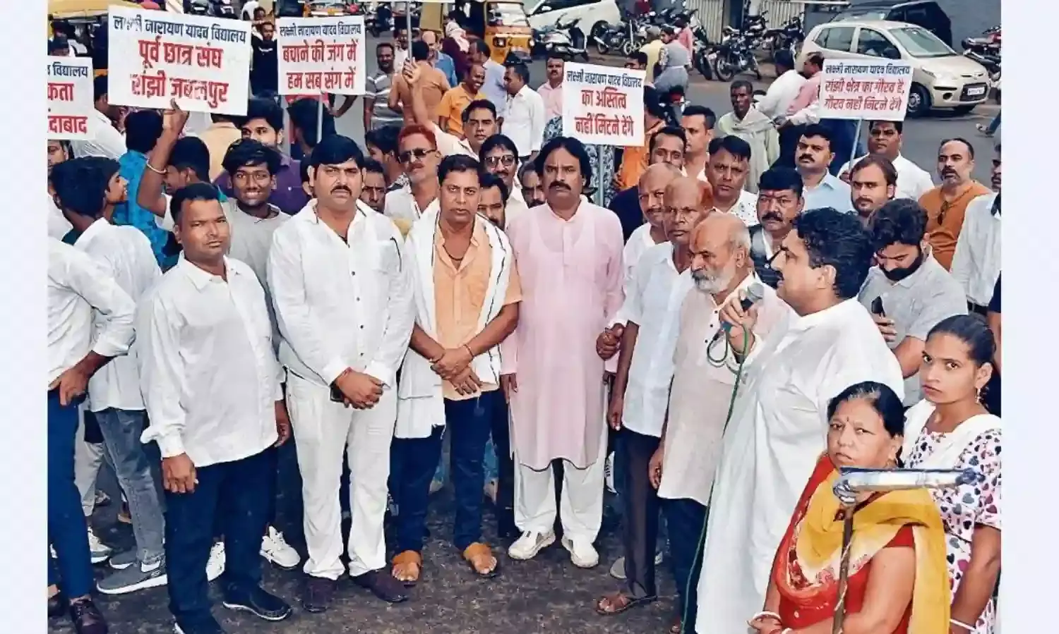 स्कूल को बचाने सड़क पर उतरे पूर्व छात्र