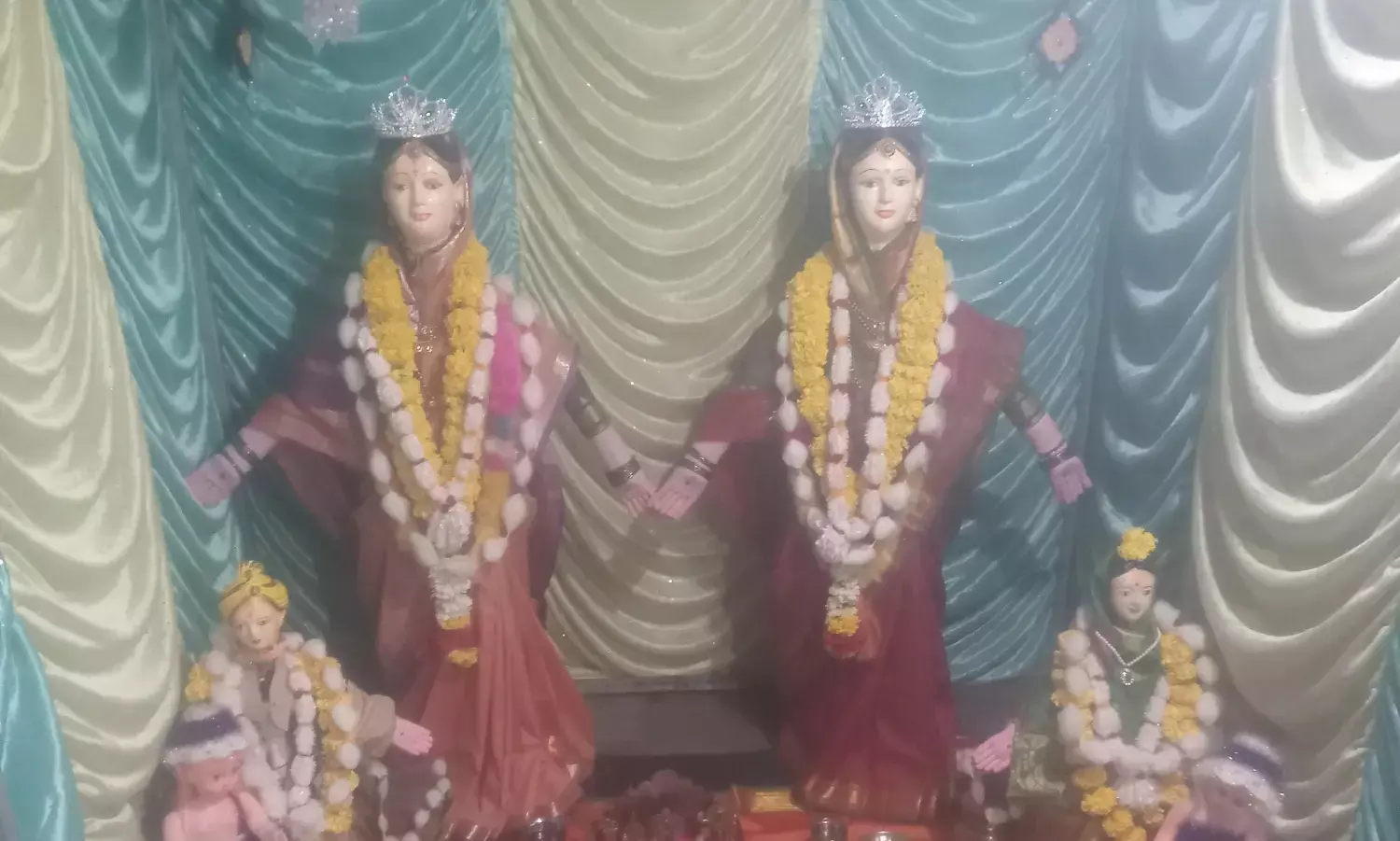 घर-घर हुई महालक्ष्मी की पूजा, प्रसाद का लगाया भोग