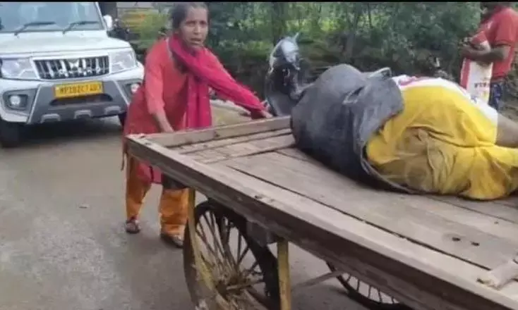नहीं मिली एम्बुलेंस, पति को ठिलिया पर लेकर तीन किमी दूर अस्पताल पहुंची पत्नी