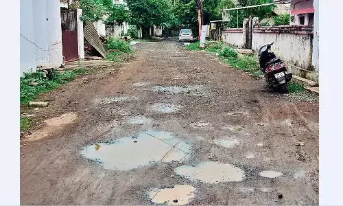 तीन दिन तक बनी रोड फिर अचानक बंद कर दिया गया निर्माण कार्य, क्षेत्रीय लोग परेशान