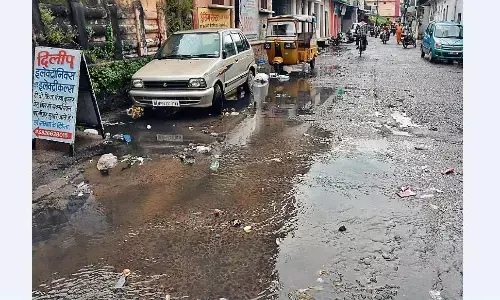 बीच सड़क से बह रही गंदगी, निकलना भी दूभर बीच सड़क से बह रही गंदगी, निकलना भी दूभर