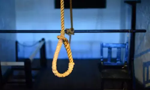 गणेशोत्सव में साड़ी पहनने से रोकने पर 13 वर्षीय स्कूली छात्रा ने की आत्महत्या गणेशोत्सव में साड़ी पहनने से रोकने पर 13 वर्षीय स्कूली छात्रा ने की आत्महत्या