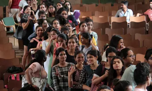 ड्रोन से निगरानी, छात्रों को कहीं मिले फूल, कहीं लंबी लाइन और कहीं मिला ठंडा पानी ड्रोन से निगरानी, छात्रों को कहीं मिले फूल, कहीं लंबी लाइन और कहीं मिला ठंडा पानी