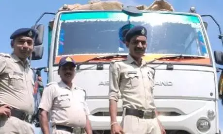 पहाडीखेरा में अवैध रूप से भैंस वंशीय पशुओं को ले जा रहा कंटेनर जप्त