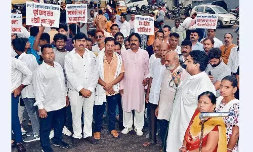 स्कूल को बचाने सड़क पर उतरे पूर्व छात्र स्कूल को बचाने सड़क पर उतरे पूर्व छात्र
