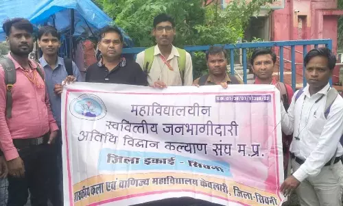 जनभागीदारी स्ववित्तीय अतिथि विद्वानों ने अपनी मांगों को लेकर नीलम पार्क में दिया धरना