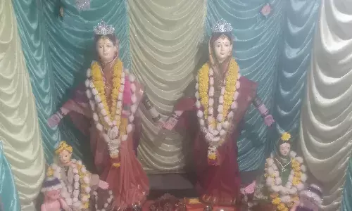 घर-घर हुई महालक्ष्मी की पूजा, प्रसाद का लगाया भोग घर-घर हुई महालक्ष्मी की पूजा, प्रसाद का लगाया भोग