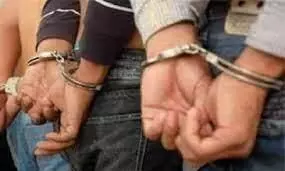 एडीफाई स्कूल से लोहा चुराते पांच चोरों को दबोचा एडीफाई स्कूल से लोहा चुराते पांच चोरों को दबोचा