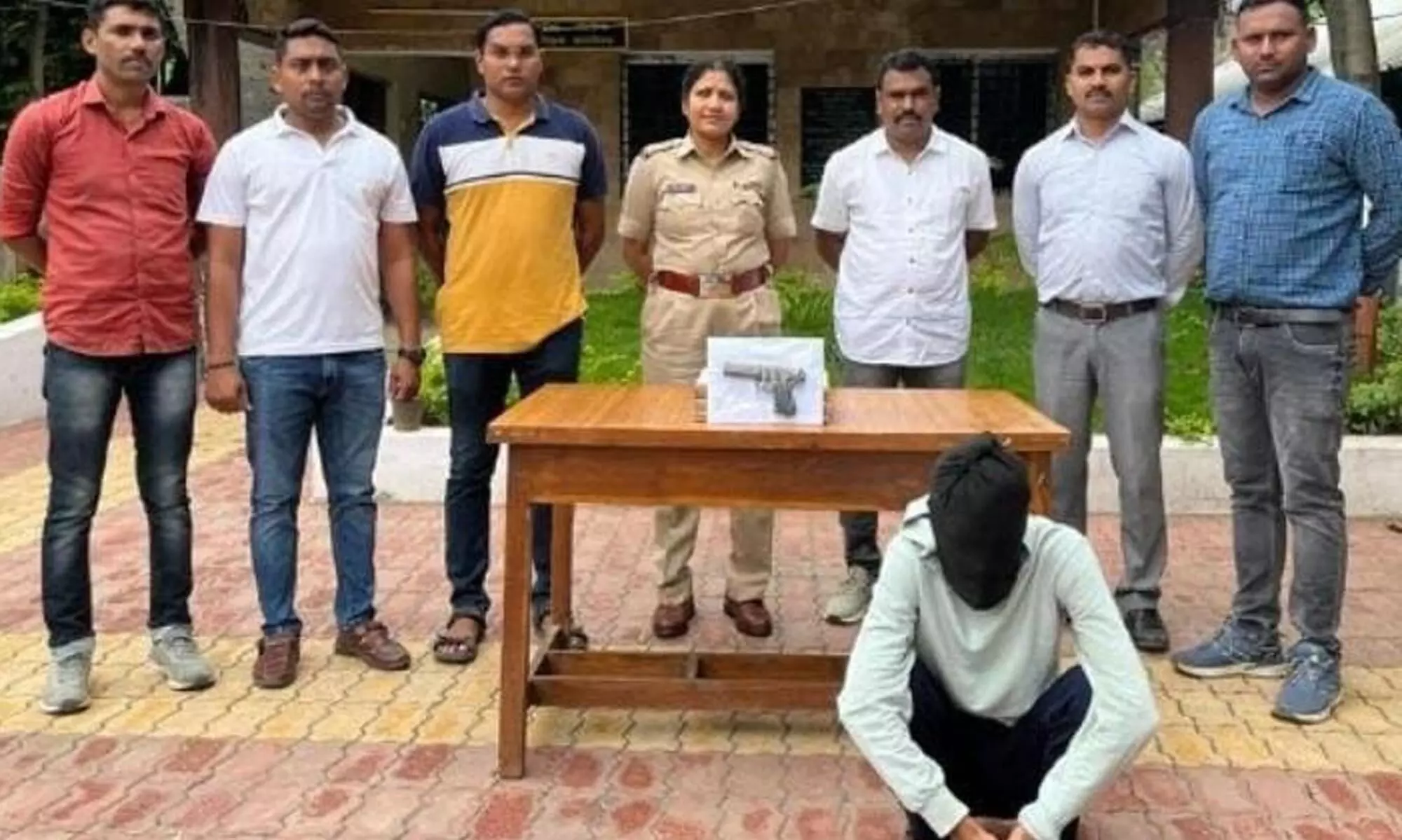 पिता को दे रहा था धमकी, घर की तलाशी में मिली देसी पिस्तौल पिता को दे रहा था धमकी, घर की तलाशी में मिली देसी पिस्तौल