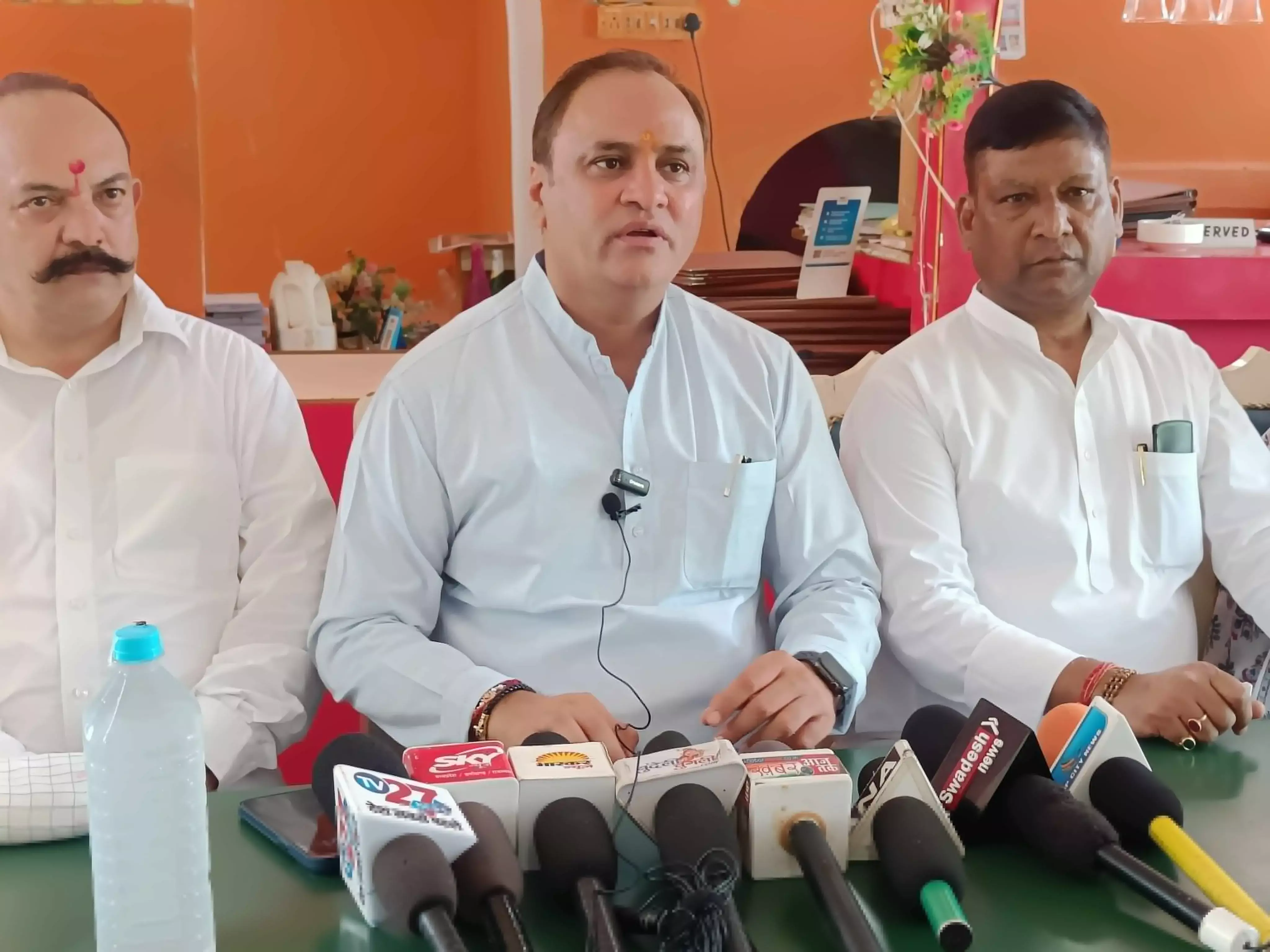 बुंदेलखंड जन आक्रोश के पांचवे दिन खजुराहो राजनगर विधानसभा जिला छतरपुर में अरुण यादव की प्रेस के साथियों से चर्चा