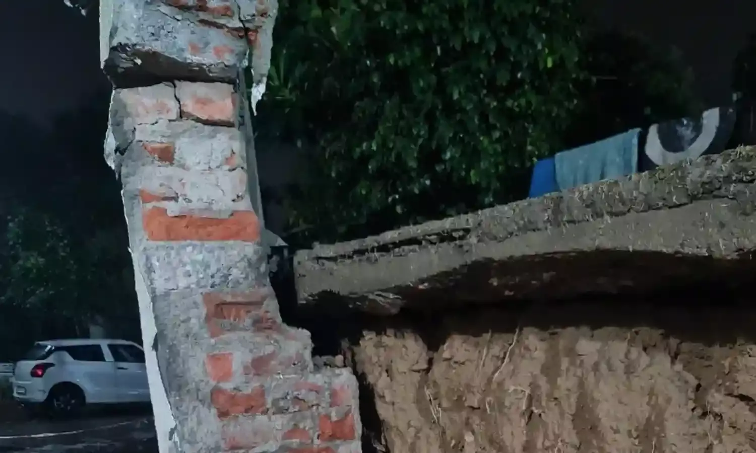 मकान का छज्जा, दीवार गिरने से तीन महिलाओं की मौत