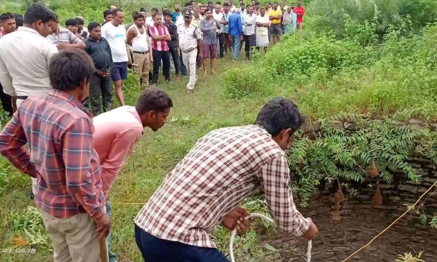 कुल्हाड़ी से की बुजुर्ग की हत्या, पैर में पत्थर बांधकर कुएं में फेंकी लाश