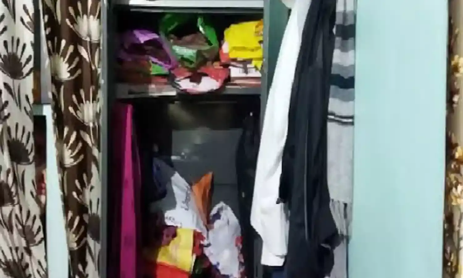 दो मकानों के ताले तोड़कर 3.50 लाख के जेवरात चोरी