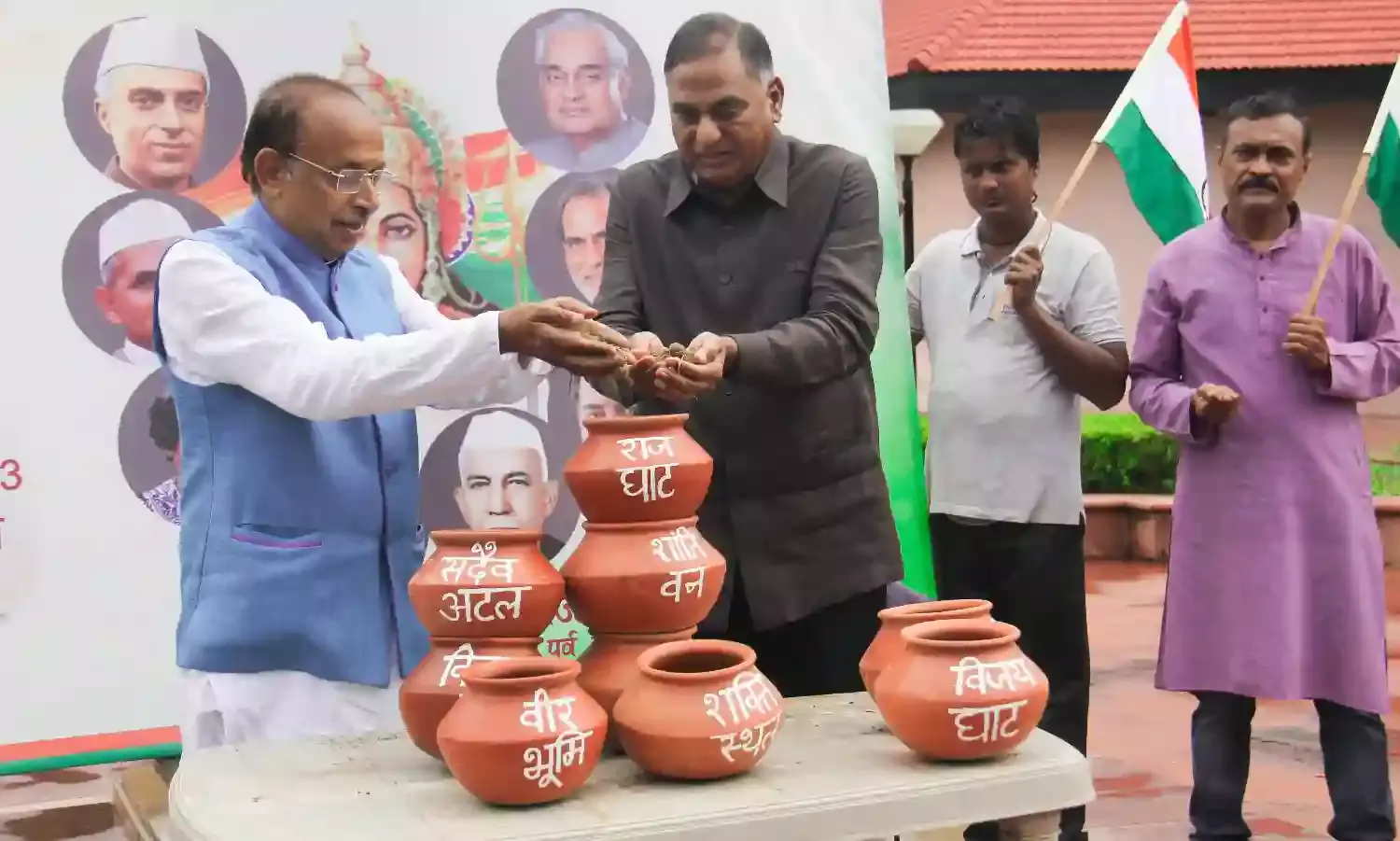 ‘मेरी माटी, मेरा देश’: पूर्व प्रधानमंत्रियों के स्मारक स्थलों से एकत्र की मिट्‌टी