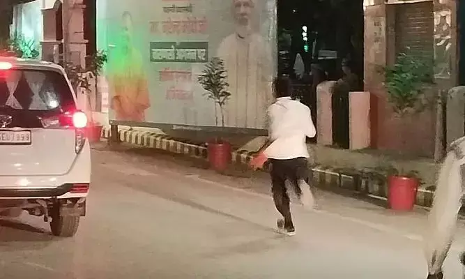 पीएम मोदी के काफिले के आगे कूदा युवक, कार से सिर्फ 10 फीट था दूर , पुलिस ने हिरासत में लिया