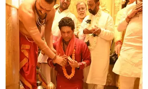 दिग्गज क्रिकेटर सचिन तेंदुलकर ने लगाई काशी विश्वनाथ मंदिर में हाजिरी