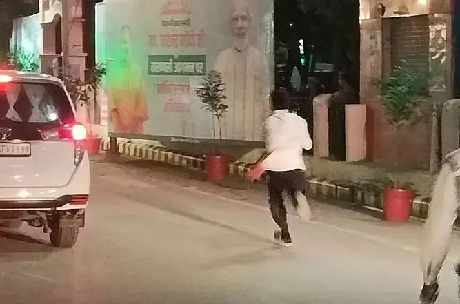 पीएम मोदी के काफिले के आगे कूदा युवक, कार से सिर्फ 10 फीट था दूर , पुलिस ने हिरासत में लिया पीएम मोदी के काफिले के आगे कूदा युवक, कार से सिर्फ 10 फीट था दूर , पुलिस ने हिरासत में लिया