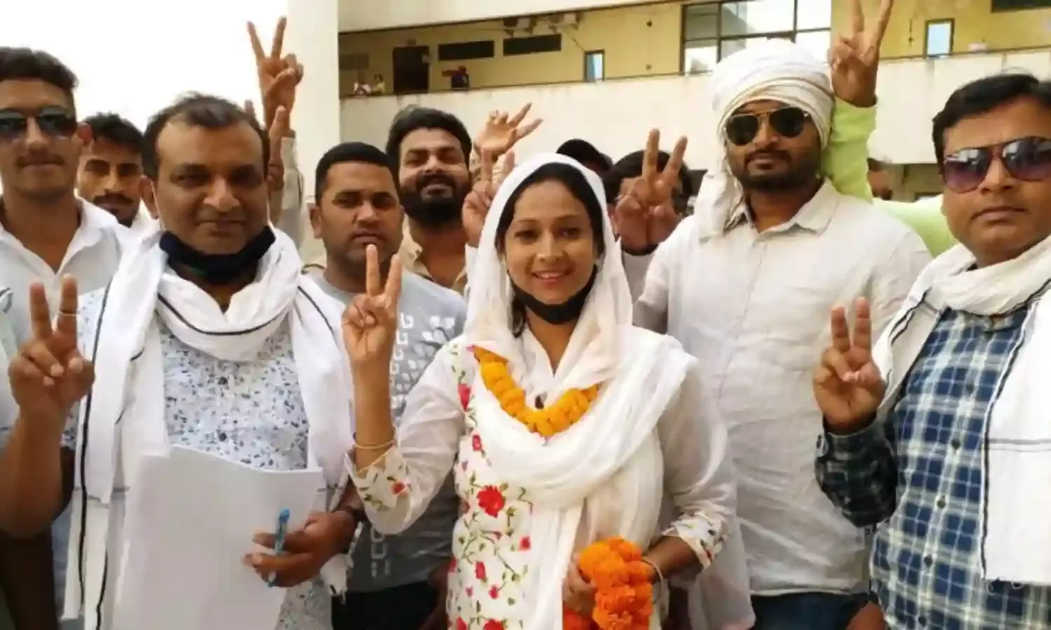 पंचायतों में 56 फीसदी पदों पर चुने जाने के बाद भी पहचान की कठिन लड़ाई लड़ रहीं महिलाएं