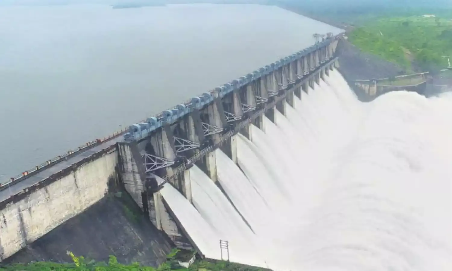लगातार हो रही बारिश से बांधों के दरवाजे खोले
