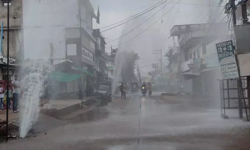सड़क में दो जगह फूटी पानी की मैन पाईप लाईन, बहा पानी