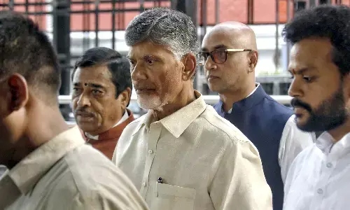 चंद्रबाबू कौशल विकास घोटाले में एफआईआर के खिलाफ सुप्रीम कोर्ट पहुंचे चंद्रबाबू कौशल विकास घोटाले में एफआईआर के खिलाफ सुप्रीम कोर्ट पहुंचे