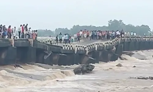 बिहार में फिर पुल धंसा, करीब 10 पंचायत के लोगों का आवागमन बाधित