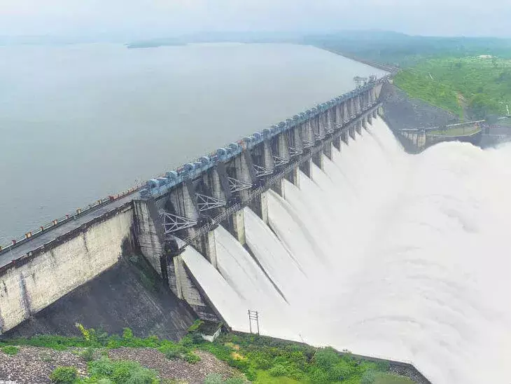 लगातार हो रही बारिश से बांधों के दरवाजे खोले
