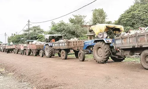 डंपिंग ग्राउंड पर कचरा डालने नहीं जगह, लगी वाहनों की कतारें