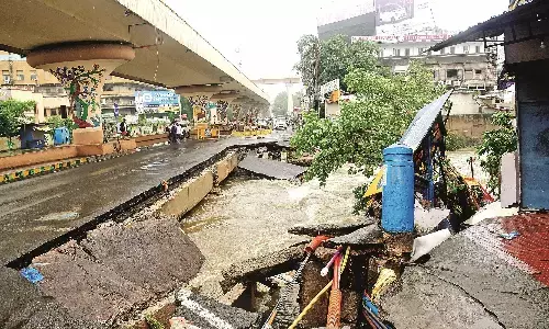 मूसलाधार बारिश से जनजीवन हुआ अस्त-व्यस्त, नाला हुआ ओवरफ्लो मूसलाधार बारिश से जनजीवन हुआ अस्त-व्यस्त, नाला हुआ ओवरफ्लो