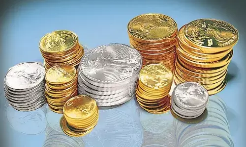 व्यापारी के घर से लाखों की नकदी व साेने के सिक्के चोरी