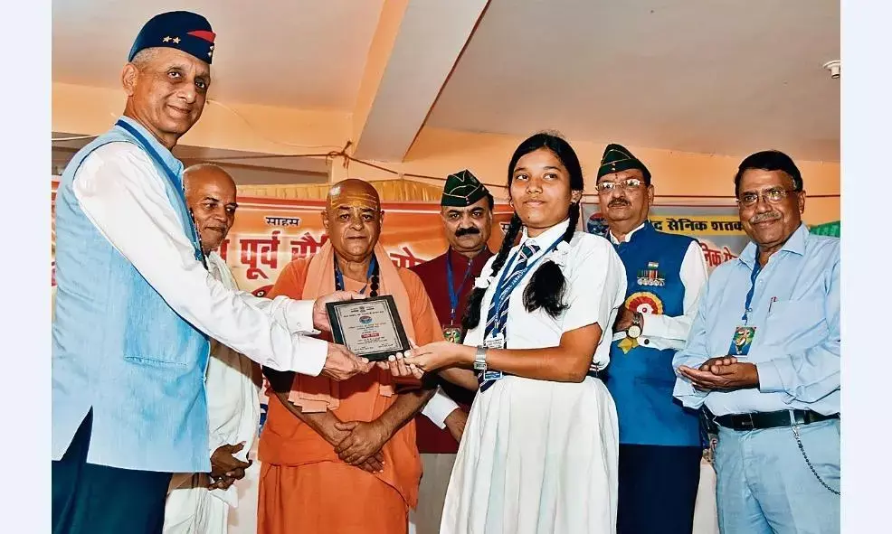 वीर नारियों का सम्मान, मेधावी छात्रों को पुरस्कार