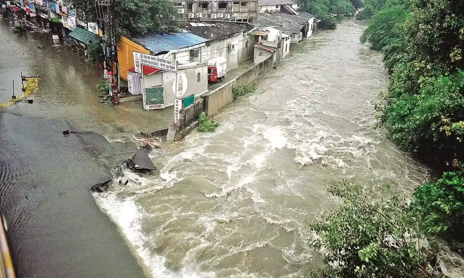 फडणवीस ने माना - सफाई नहीं होने से नाग नदी ने मचाई तबाही