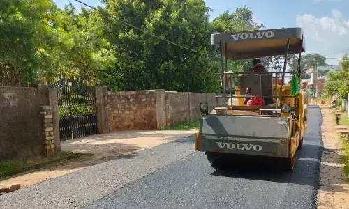 कायाकल्प योजना के तहत सडक में कराया जा रहा डामरीकरण