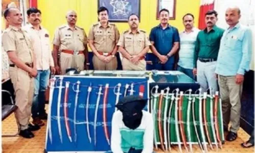 12 तलवारों सहित आरोपी गिरफ्तार, गणेशोत्सव के दौरान बड़ी कार्रवाई