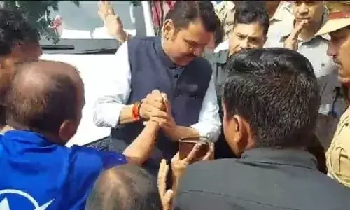 जनप्रतिनिधियों के खिलाफ लोगों का गुस्सा फूटा, हालात देख सुरक्षाकर्मियों ने उपमुख्यमंत्री को सुरक्षा घेरे में लिया