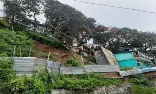 मल्लीताल के चार्टन लॉज इलाके में दो मंजिला मकान में गिरने के बाद जागा प्रशासन मल्लीताल के चार्टन लॉज इलाके में दो मंजिला मकान में गिरने के बाद जागा प्रशासन