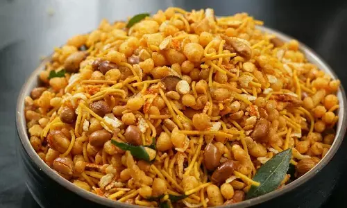 घर पर बनाएं बाजार जैसी बॉम्बे मिक्स सेव नमकीन, जानिए आसान रेसिपी