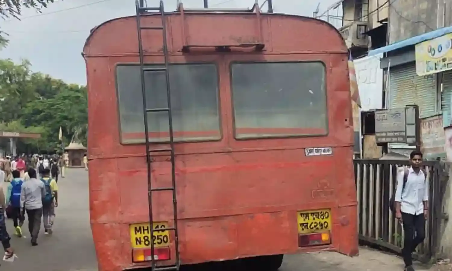 बस के पिछले पहिए में आने से बुजुर्ग की मौत