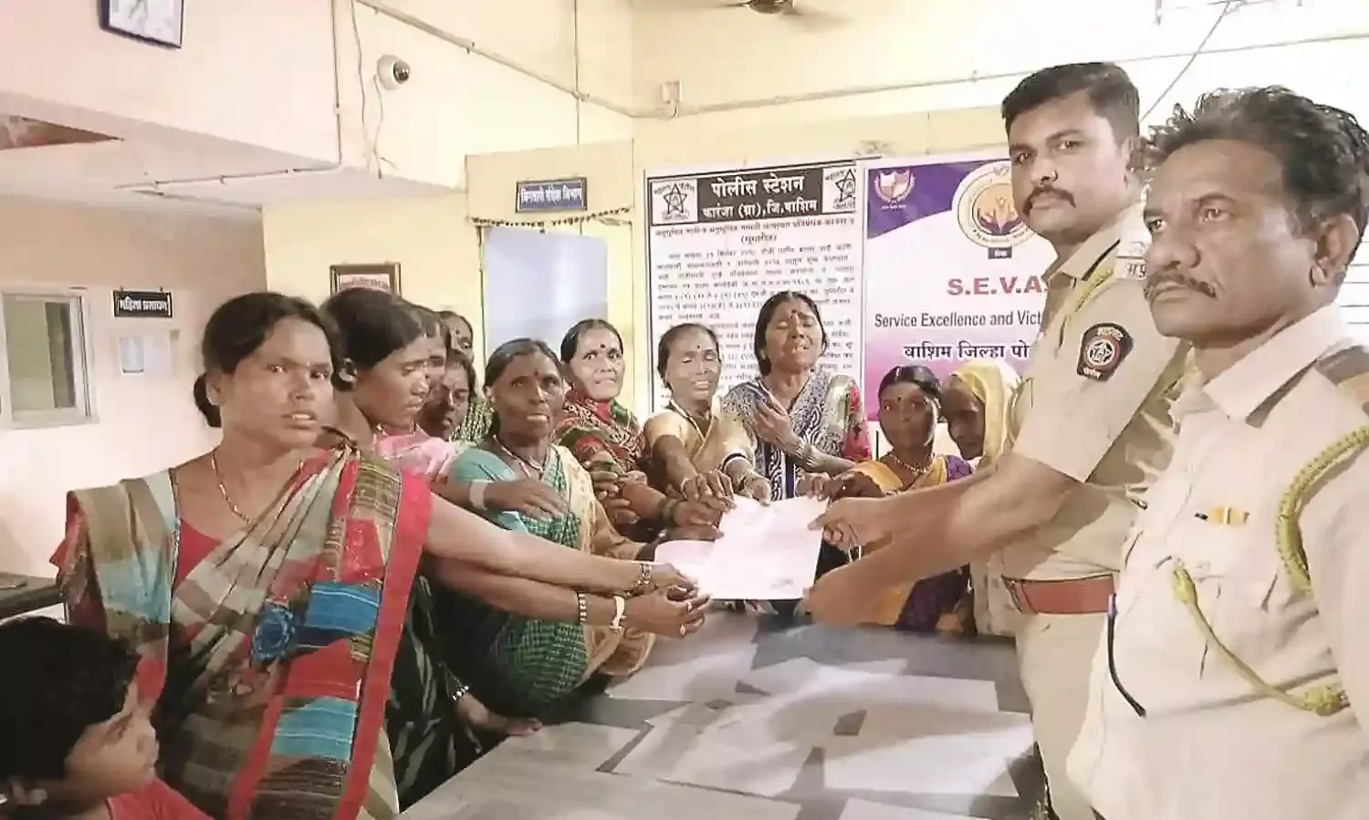 गांव में शराबबंदी को लेकर रोती हुई महिलाओं ने पुलिस को सौंपा आंसुओं में भीगा एक ज्ञापन