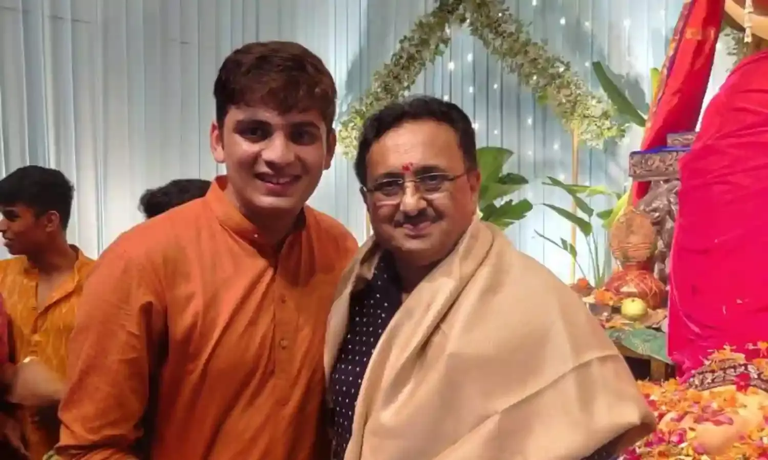 अंबाझरी के गणेश पंडाल में पर्यावरण विशेषज्ञ राजेंद्र कोर्डे का सम्मान