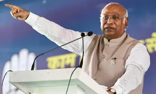 खड़गे ने बेरोजगारी पर भाजपा की आलोचना की, कहा - युवाओं को वर्षों से धोखा दिया जा रहा है खड़गे ने बेरोजगारी पर भाजपा की आलोचना की, कहा - युवाओं को वर्षों से धोखा दिया जा रहा है