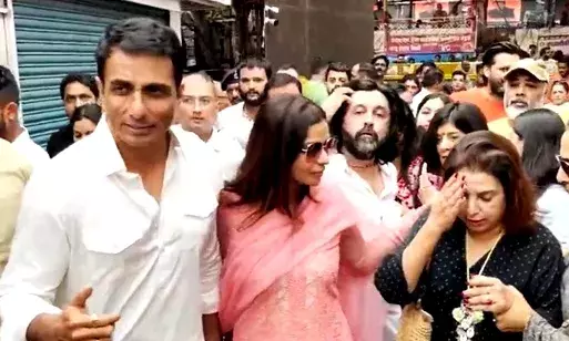 लालबागचा राजा मंदिर में भीड़ में पत्नी का हाथ थामे दिखे सोनू सूद, फराह खान और श्रेयस तलपड़े भी हुए स्पॉट
