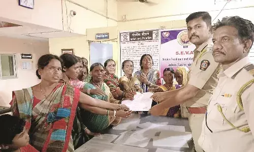 गांव में शराबबंदी को लेकर रोती हुई महिलाओं ने पुलिस को सौंपा आंसुओं में भीगा एक ज्ञापन