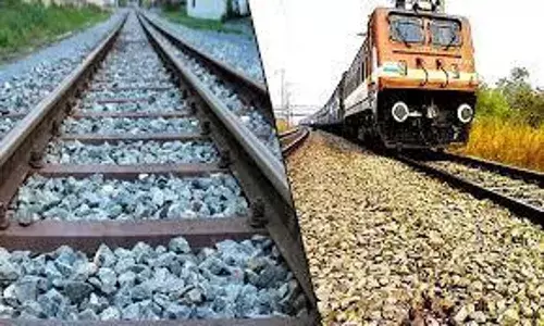 ट्रेन की टक्कर में दुपहिया ले जा रहे शख्स की मौत