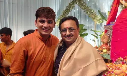 अंबाझरी के गणेश पंडाल में पर्यावरण विशेषज्ञ राजेंद्र कोर्डे का सम्मान