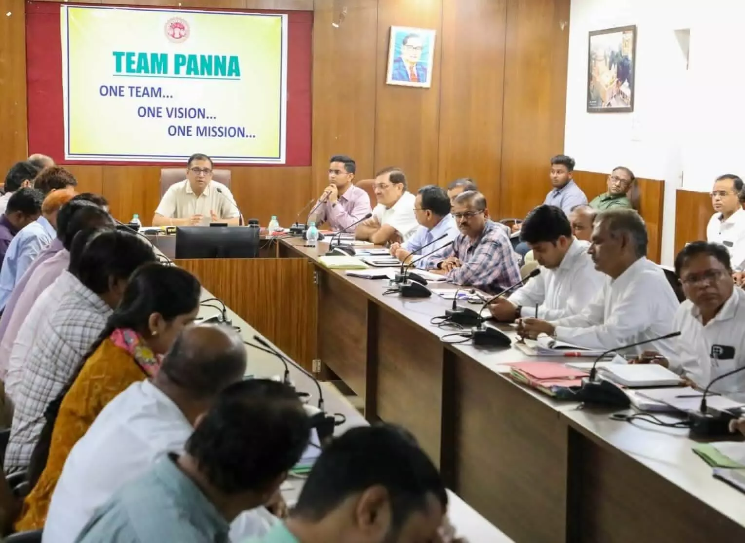 कलेक्टर ने ली समय सीमा की बैठक कलेक्टर ने ली समय सीमा की बैठक