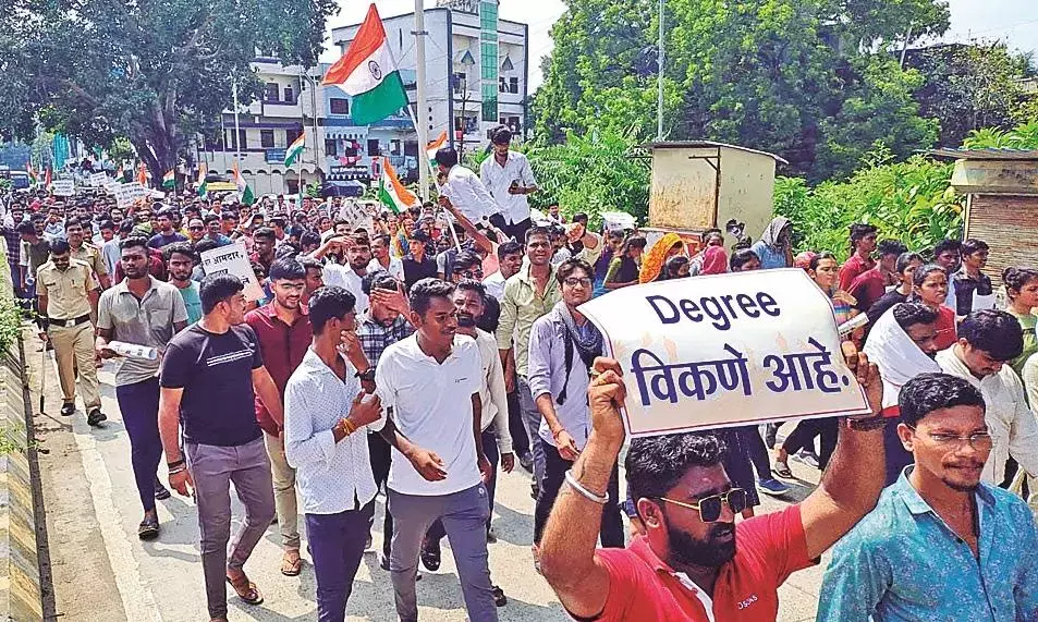 डिग्री बेचनी है - तख्तियां लगाकर किया सरकारी विभाग में ठेका भर्ती का विरोध