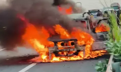 दिल्ली-मेरठ एक्सप्रेसवे पर कार में लगी आग